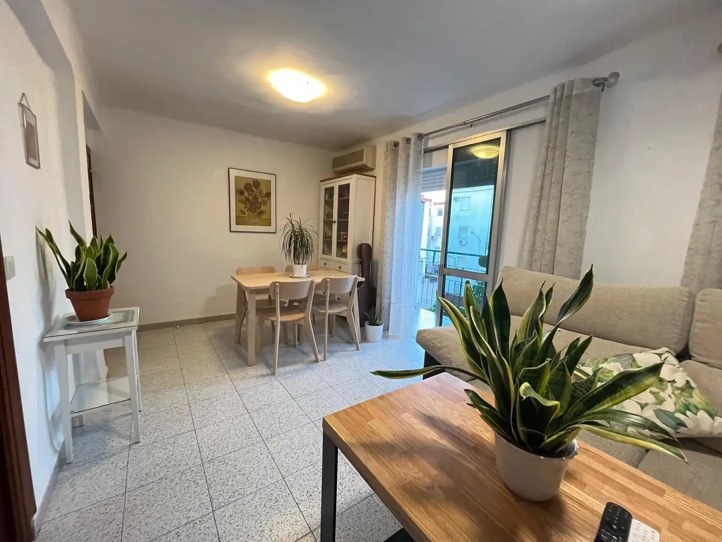 Living room of Flat for sale in Sevilla  with Air Conditioner, Furnished and Balcony