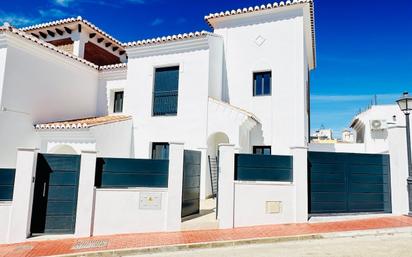 Vista exterior de Casa o xalet en venda en Torrox amb Aire condicionat i Piscina