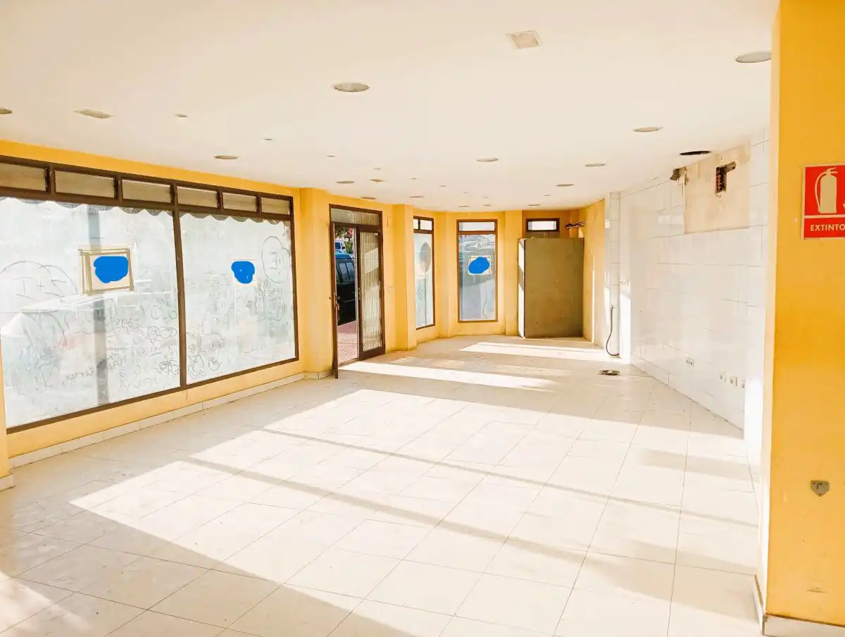 Local comercial en venta en Pueblo - Urbanizaciones