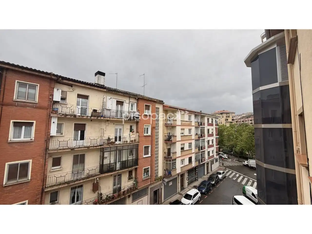 Außenansicht von Wohnung zum Verkauf in  Pamplona / Iruña mit Heizung, Terrasse und Balkon
