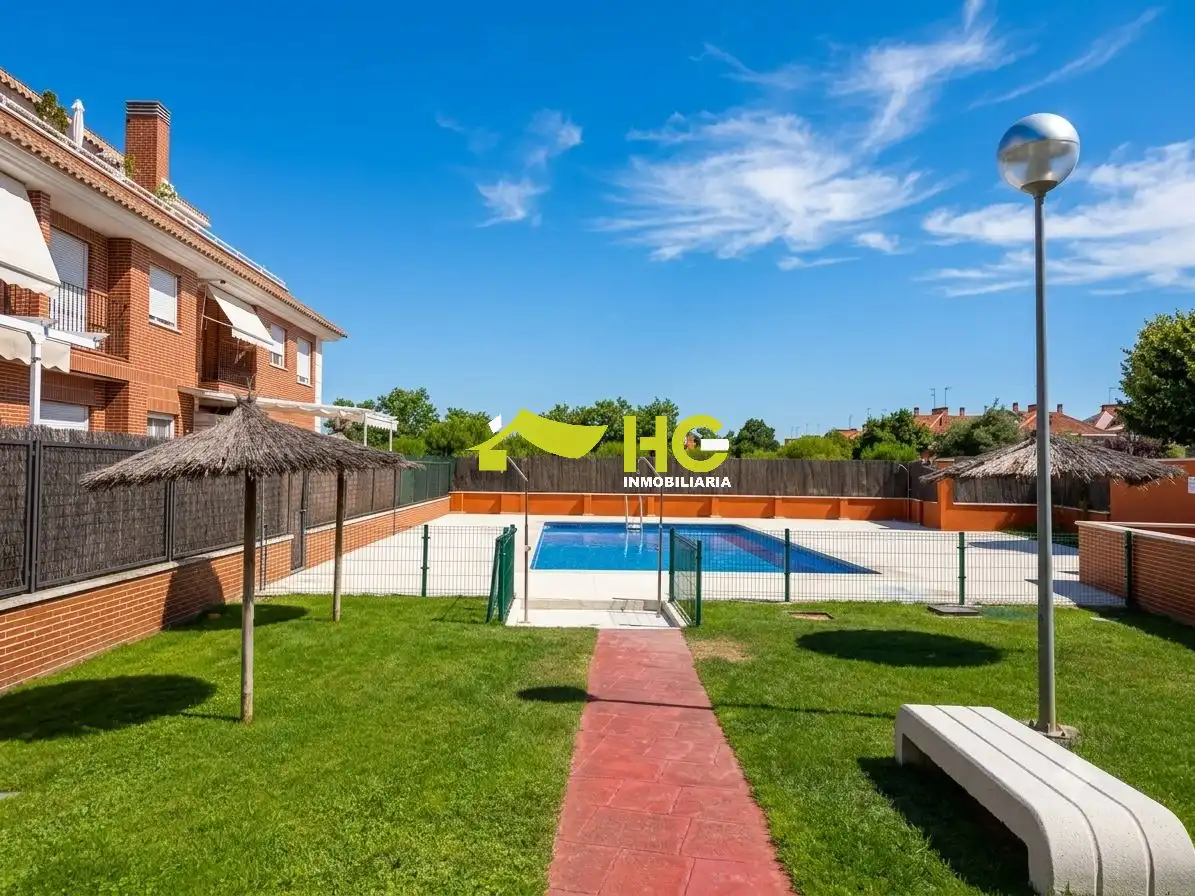 Schwimmbecken von Dachboden zur Miete in Villaviciosa de Odón mit Klimaanlage, Heizung und Terrasse