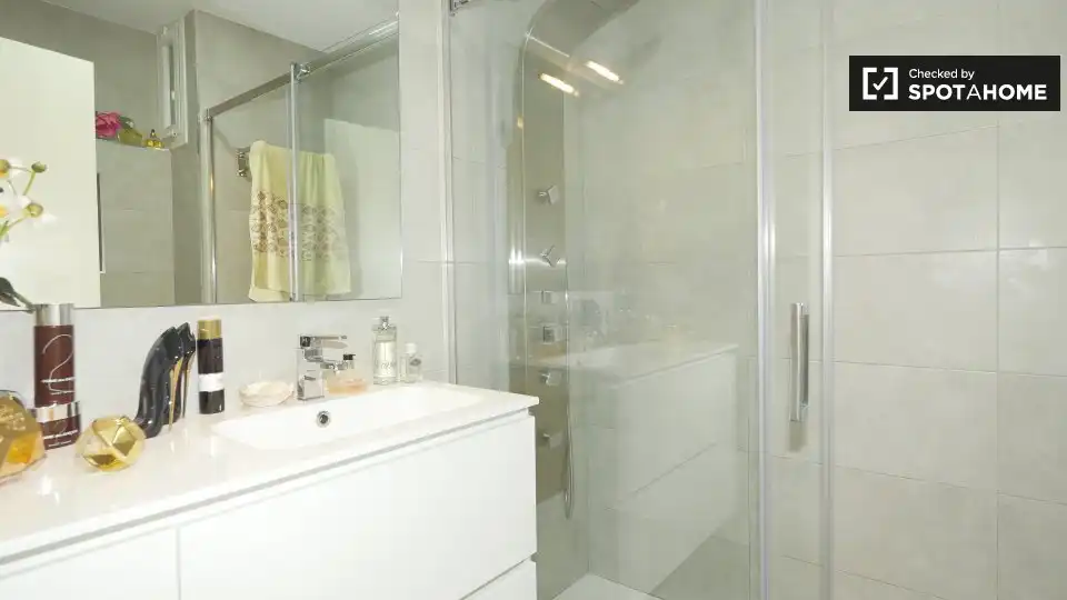 Baño de Piso para compartir en Barcelona con Aire acondicionado, Calefacción y Amueblado