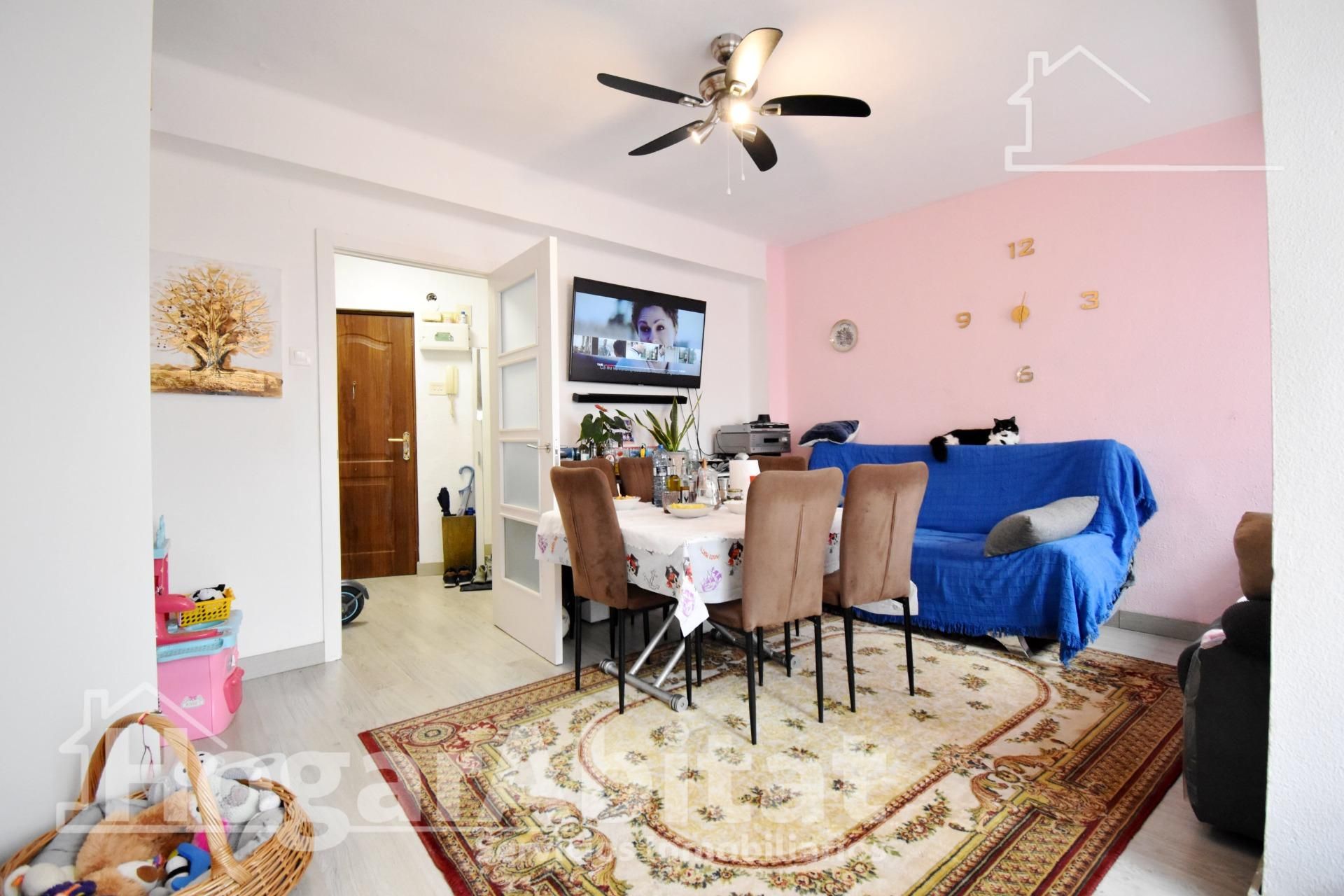 Living room of Flat for sale in Oliva  with Parquet flooring, Furnished and Balcony