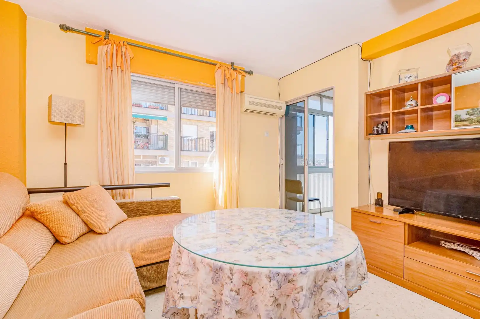 Sala de estar de Piso en venta en Granada con Aire acondicionado, Calefacción y Balcón