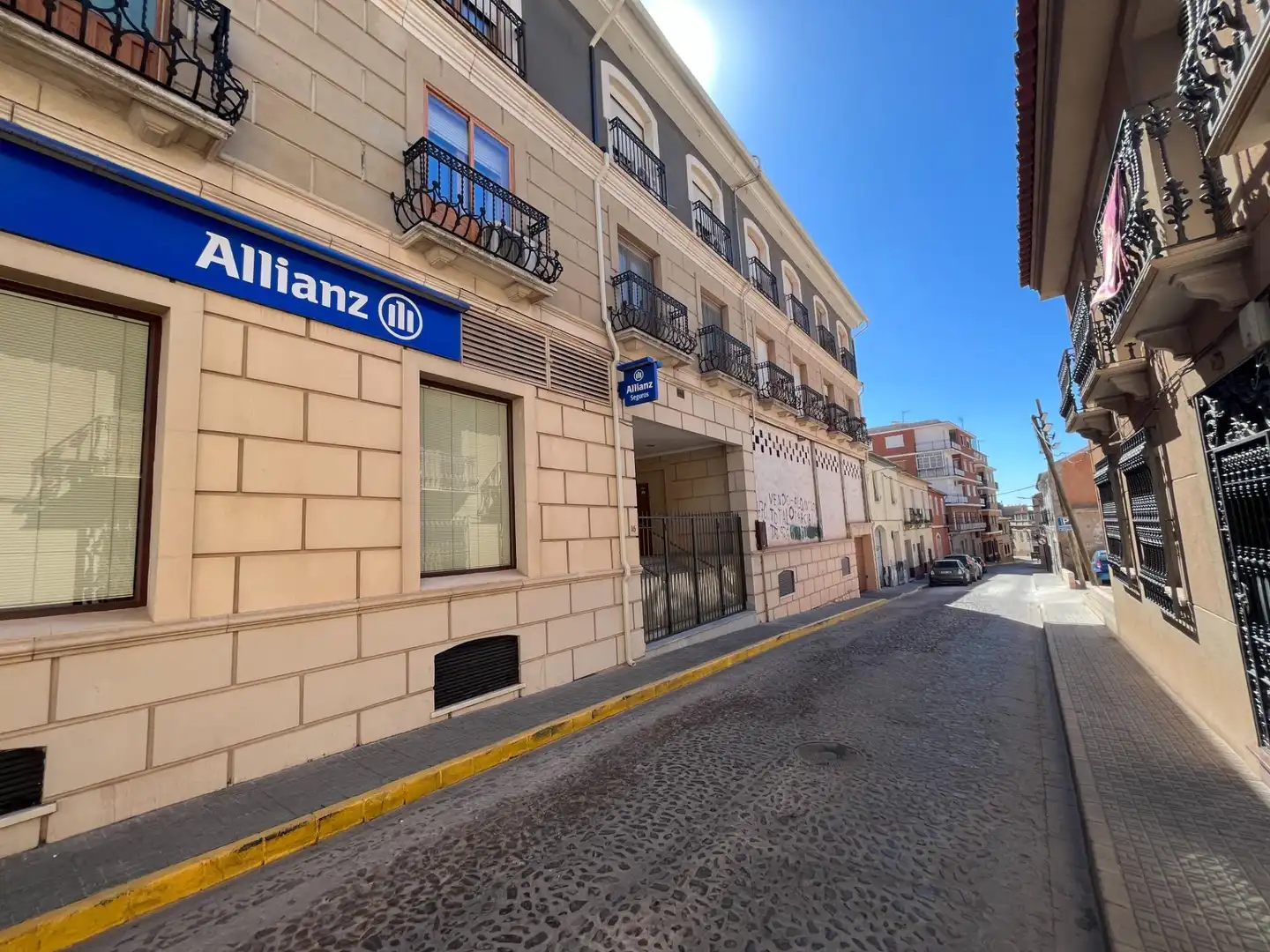 Vista exterior de Local en venta en La Solana  