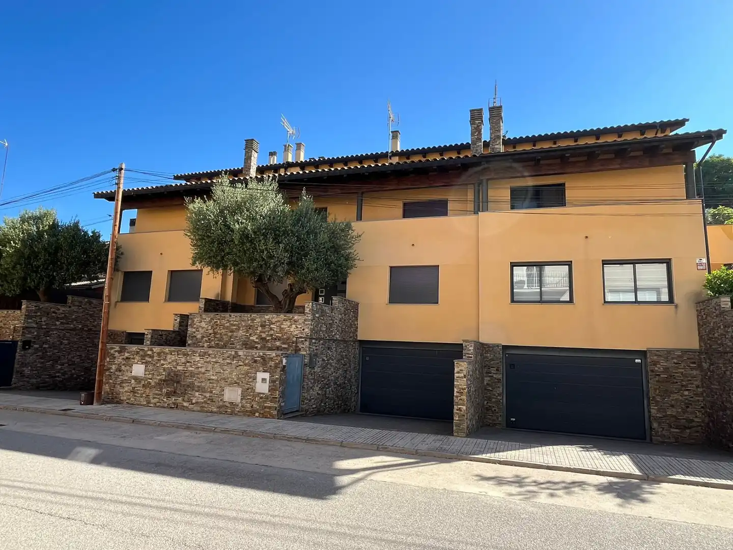 Vista exterior de Casa adosada en venta en Solsona con Aire acondicionado, Jardín privado y Terraza