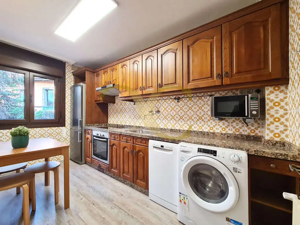 Cocina de Piso en venta en Oviedo  con Calefacción, Trastero y Amueblado