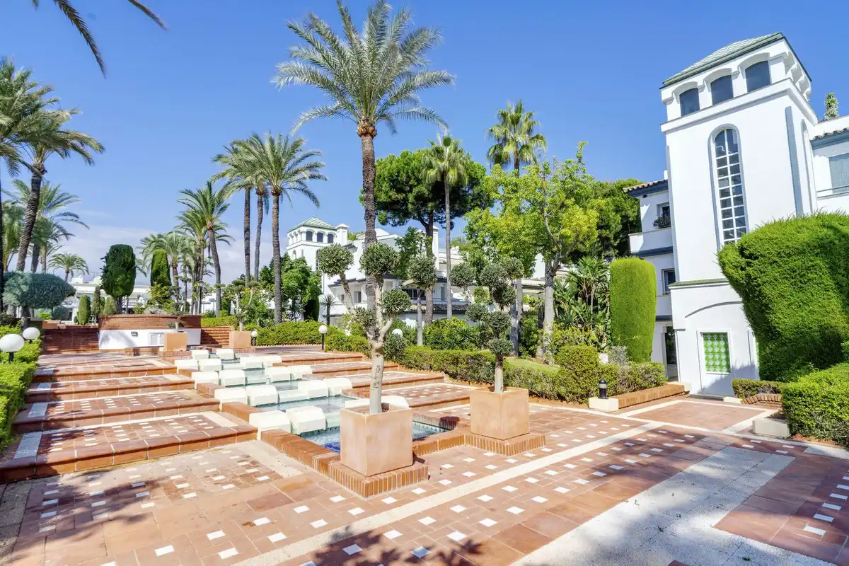 Vista exterior de Planta baja de alquiler en Estepona con Aire acondicionado, Terraza y Piscina comunitaria