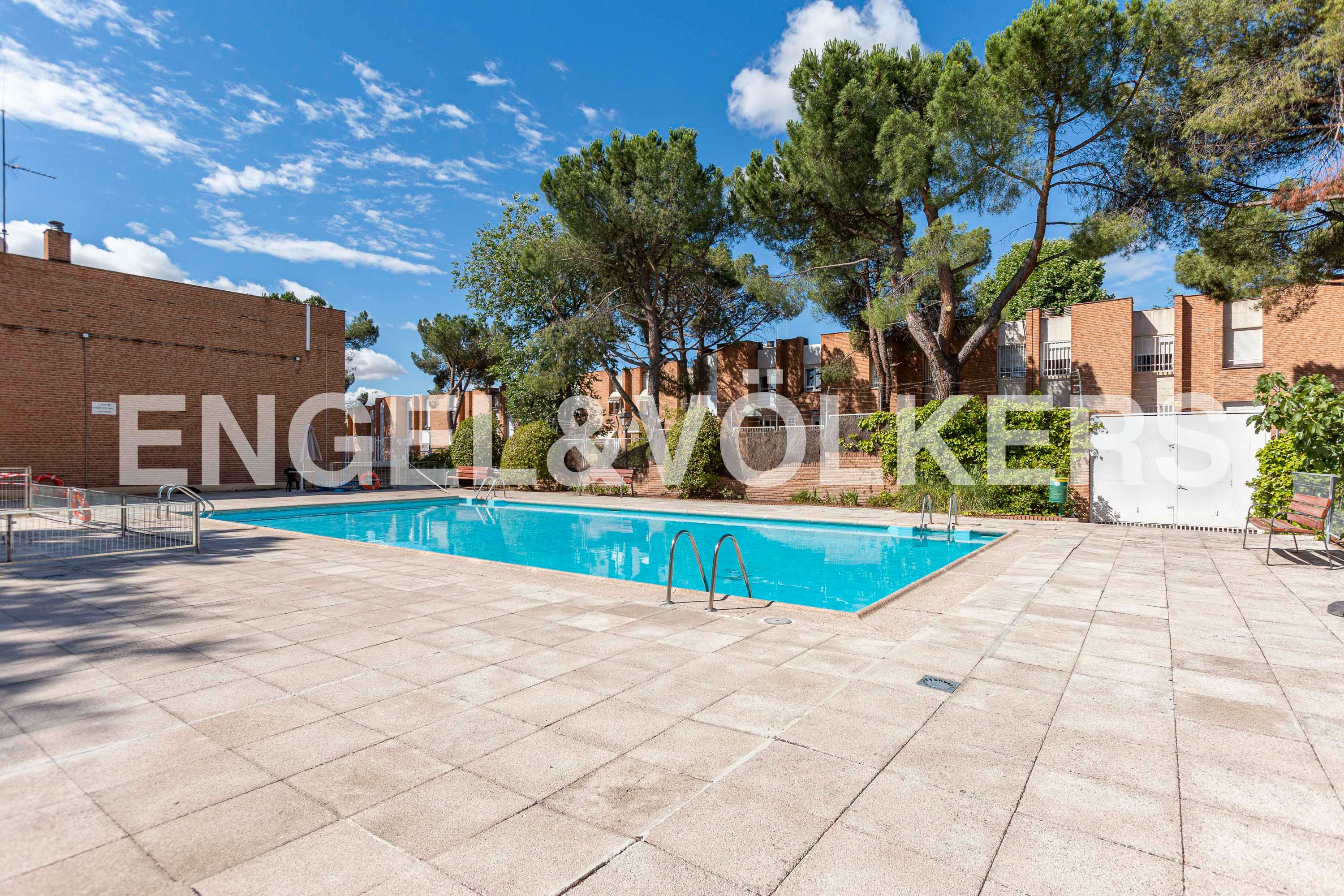 Swimming pool of Apartment to rent in  Madrid Capital  with Air Conditioner, Heating and Private garden