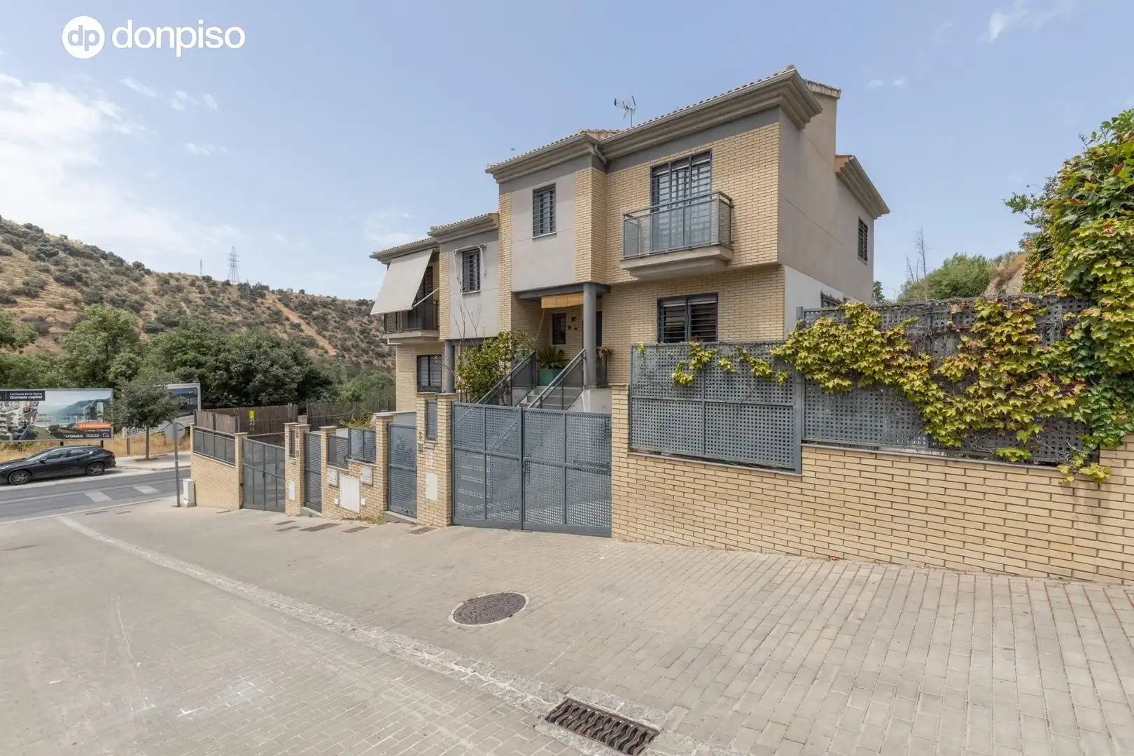 Vista exterior de Casa adosada en venta en Granada con Aire acondicionado, Calefacción y Balcón