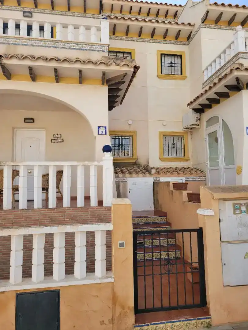 Vista exterior de Casa adosada en venda en Orihuela amb Jardí privat, Traster i Moblat
