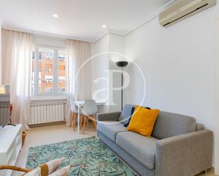 Living room of Flat to rent in  Madrid Capital  with Air Conditioner, Heating and Furnished