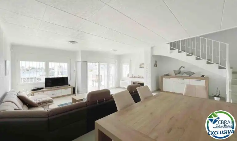 Sala d'estar de Casa adosada en venda en Empuriabrava amb Jardí privat i Moblat