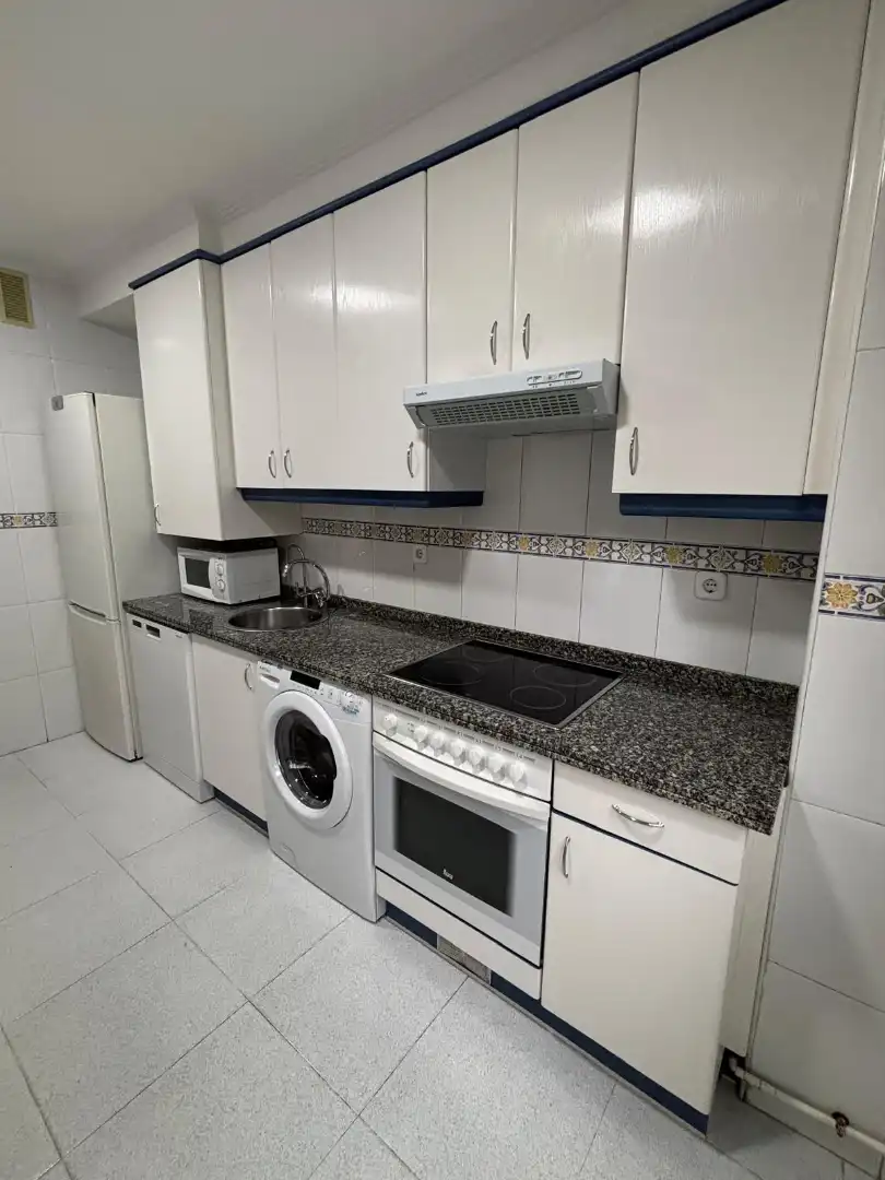 Piso de alquiler en Calle Proaza, 1, Las Campas