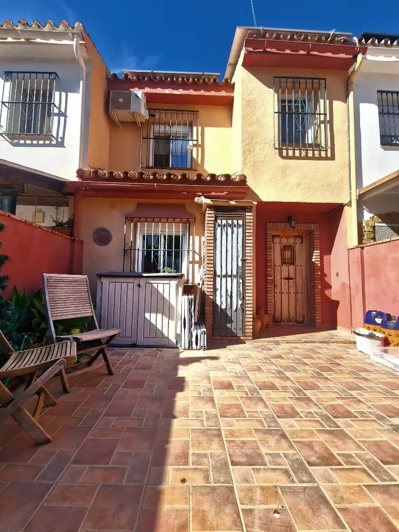 Vista exterior de Casa adosada en venda en Alhaurín de la Torre amb Aire condicionat, Terrassa i Traster