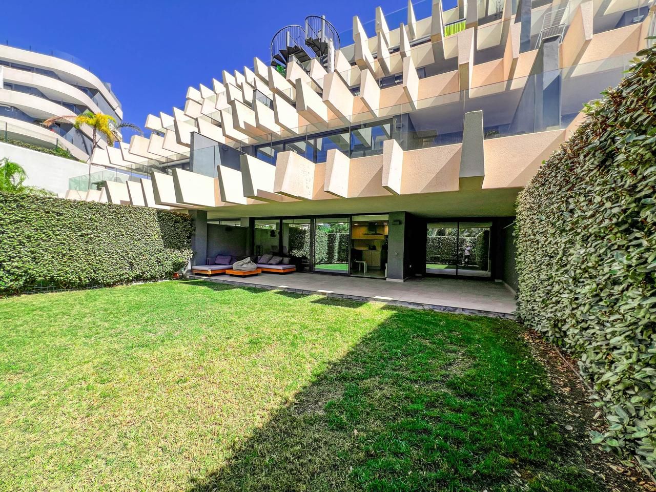 Vista exterior de Apartament en venda en Estepona amb Aire condicionat, Calefacció i Jardí privat