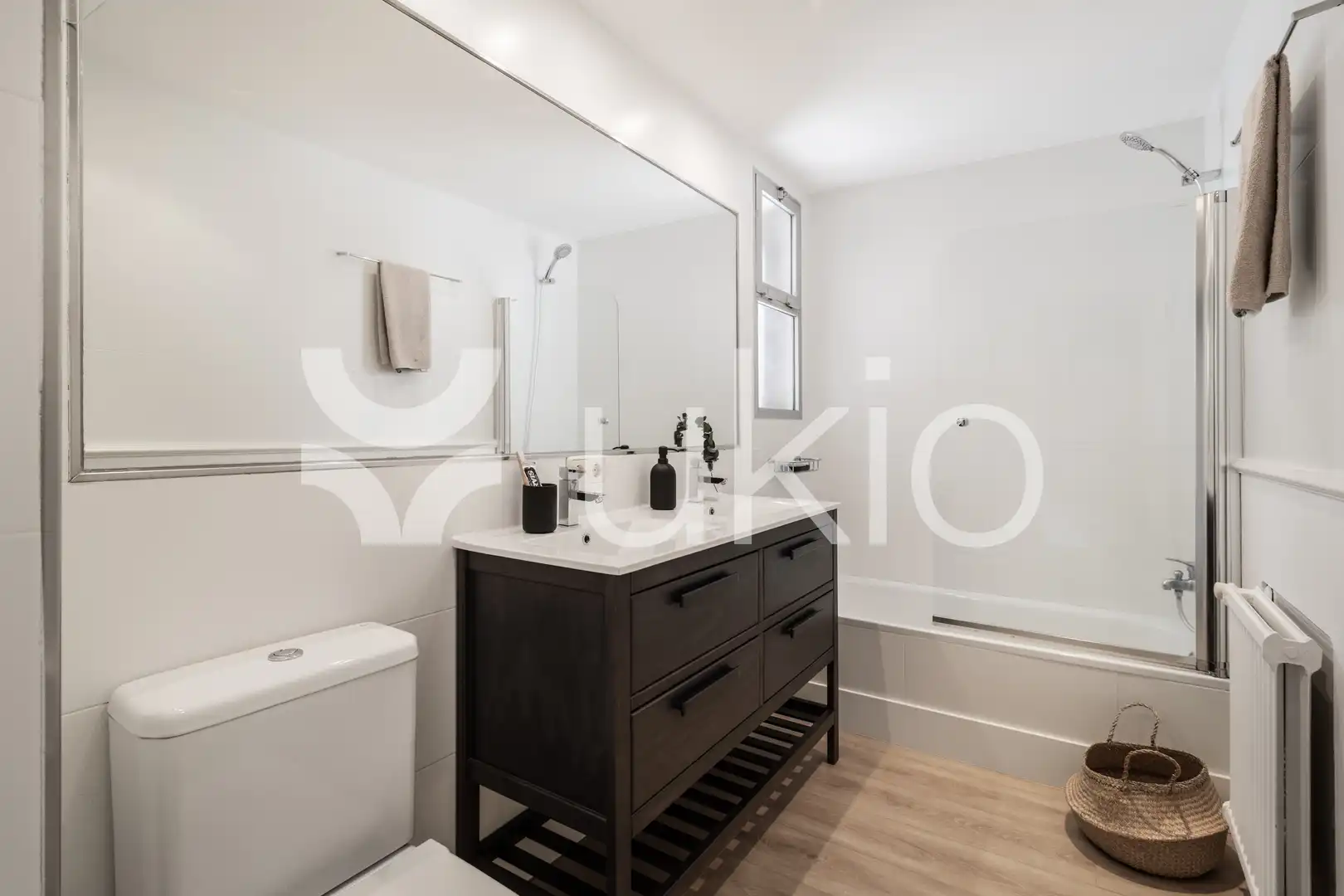Bany de Apartament de lloguer en Madrid amb Aire condicionat, Calefacció i Moblat