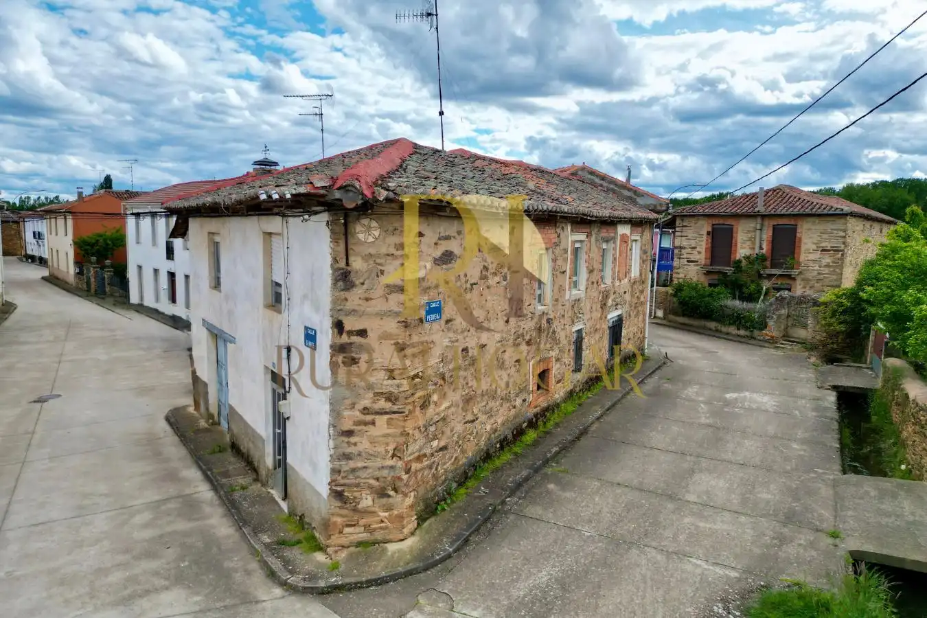 Vista exterior de Casa o chalet en venta en Castrillo de la Valduerna con Balcón