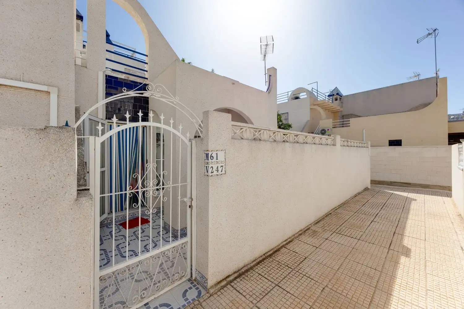 Vista exterior de Casa adosada en venda en Torrevieja amb Terrassa, Moblat i Piscina comunitària