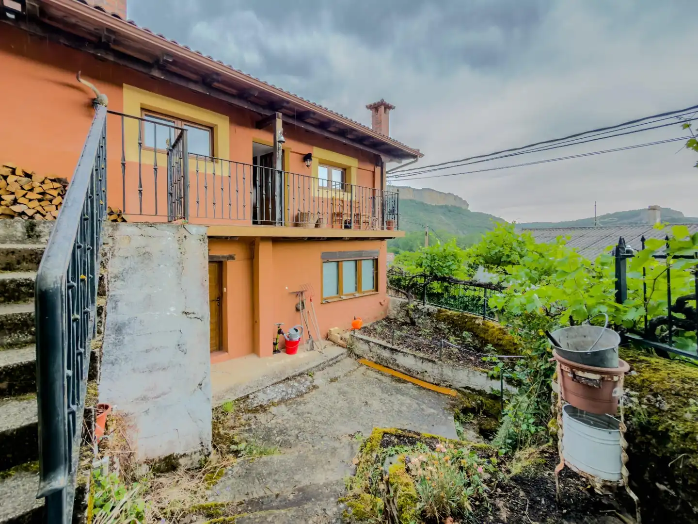 Vista exterior de Casa adosada en venta en Merindad de Valdeporres con Calefacción