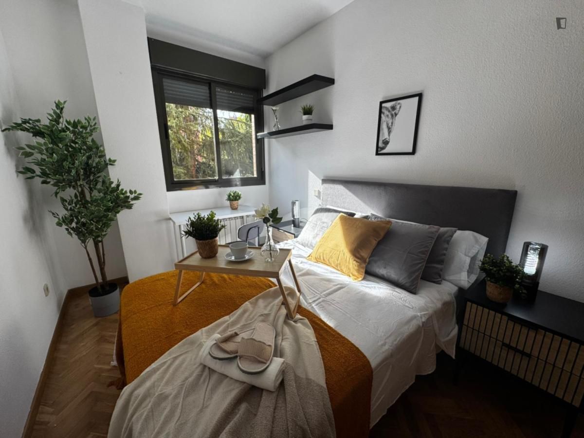Dormitori de Apartament per a compartir en  Madrid Capital amb Moblat, Forn i Rentadora