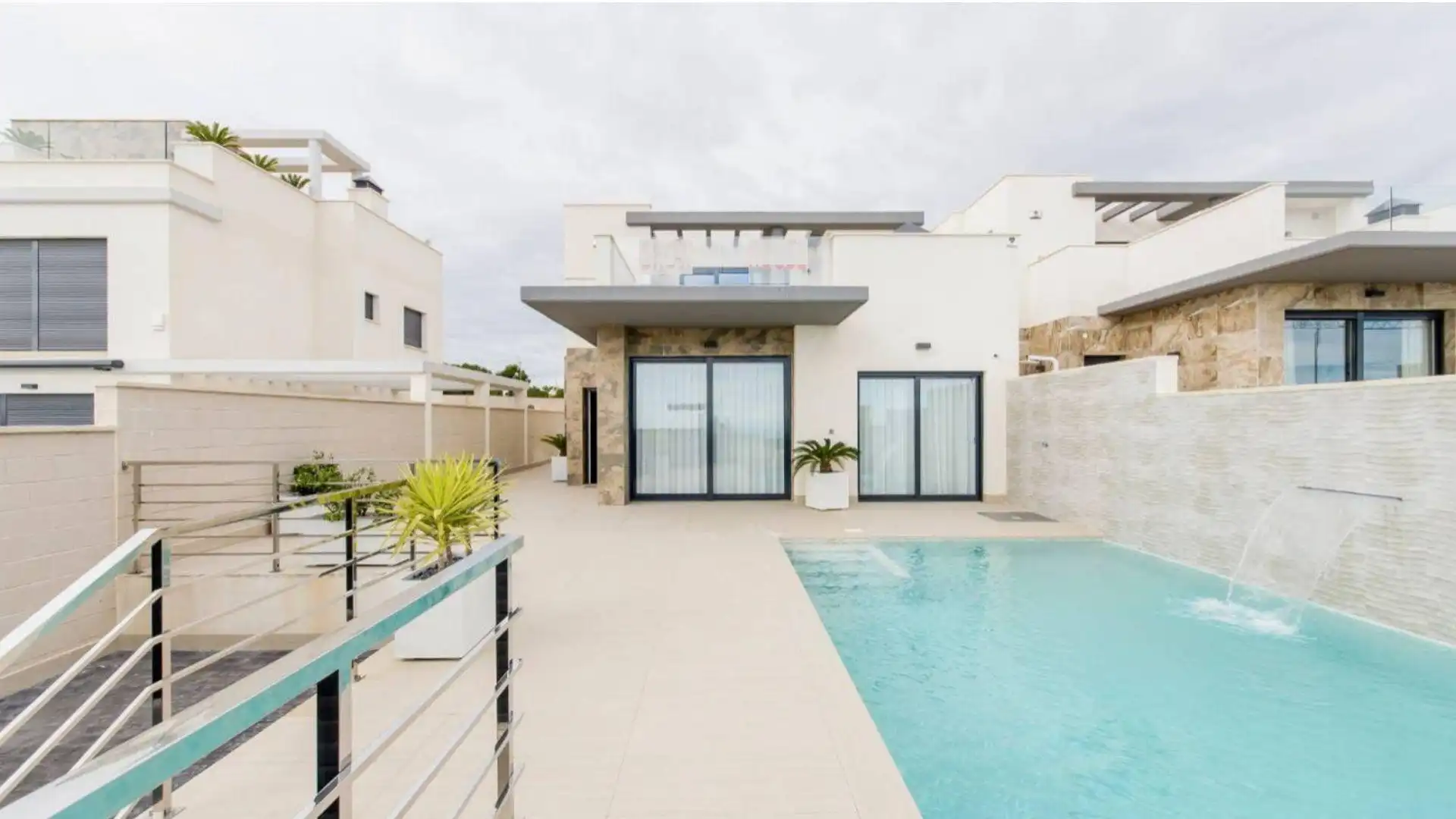 Vista exterior de Casa o chalet en venta en San Miguel de Salinas con Calefacción, Terraza y Piscina