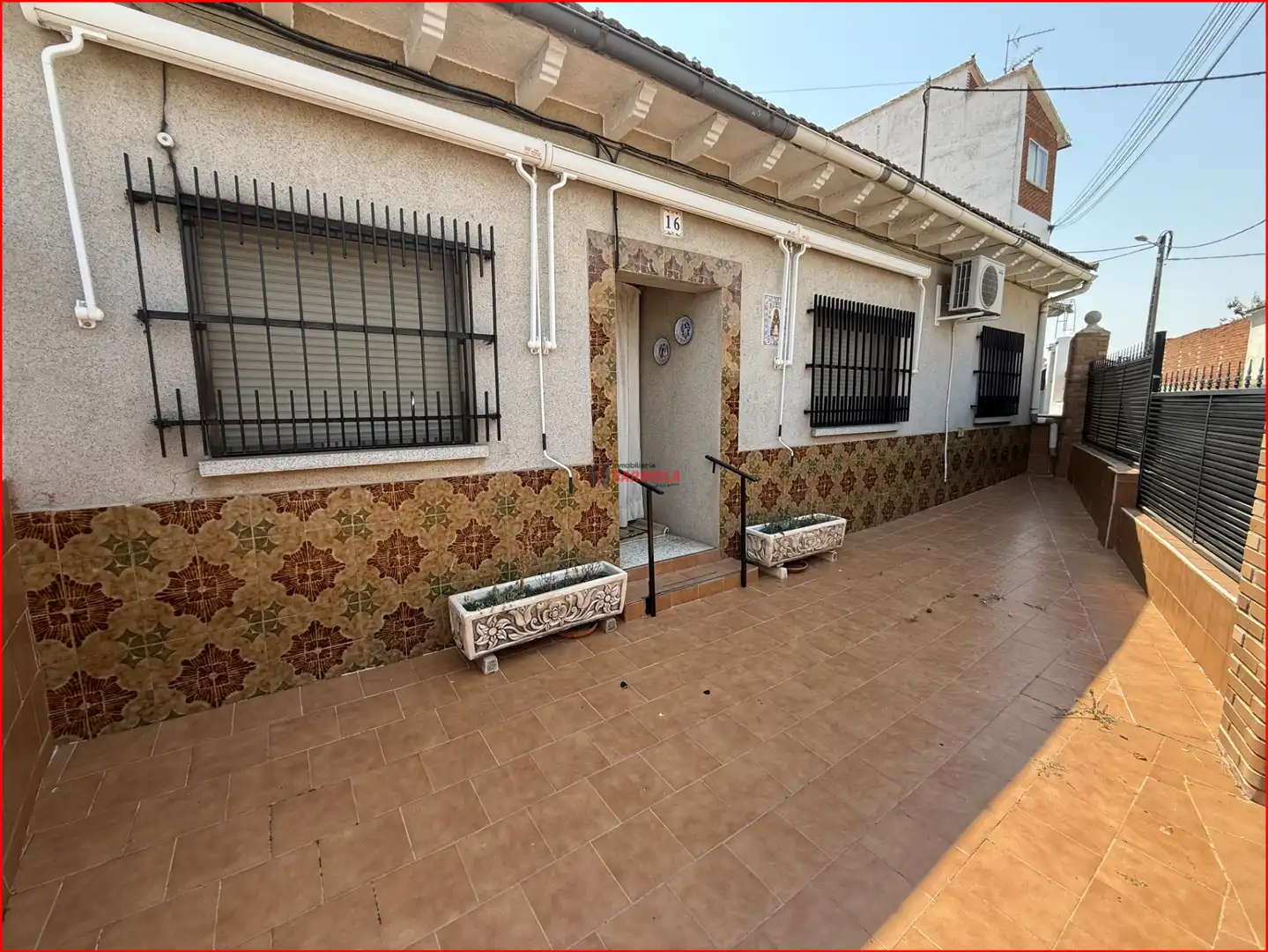 Vista exterior de Casa adosada en venda en La Torre de Esteban Hambrán amb Aire condicionat, Calefacció i Jardí privat