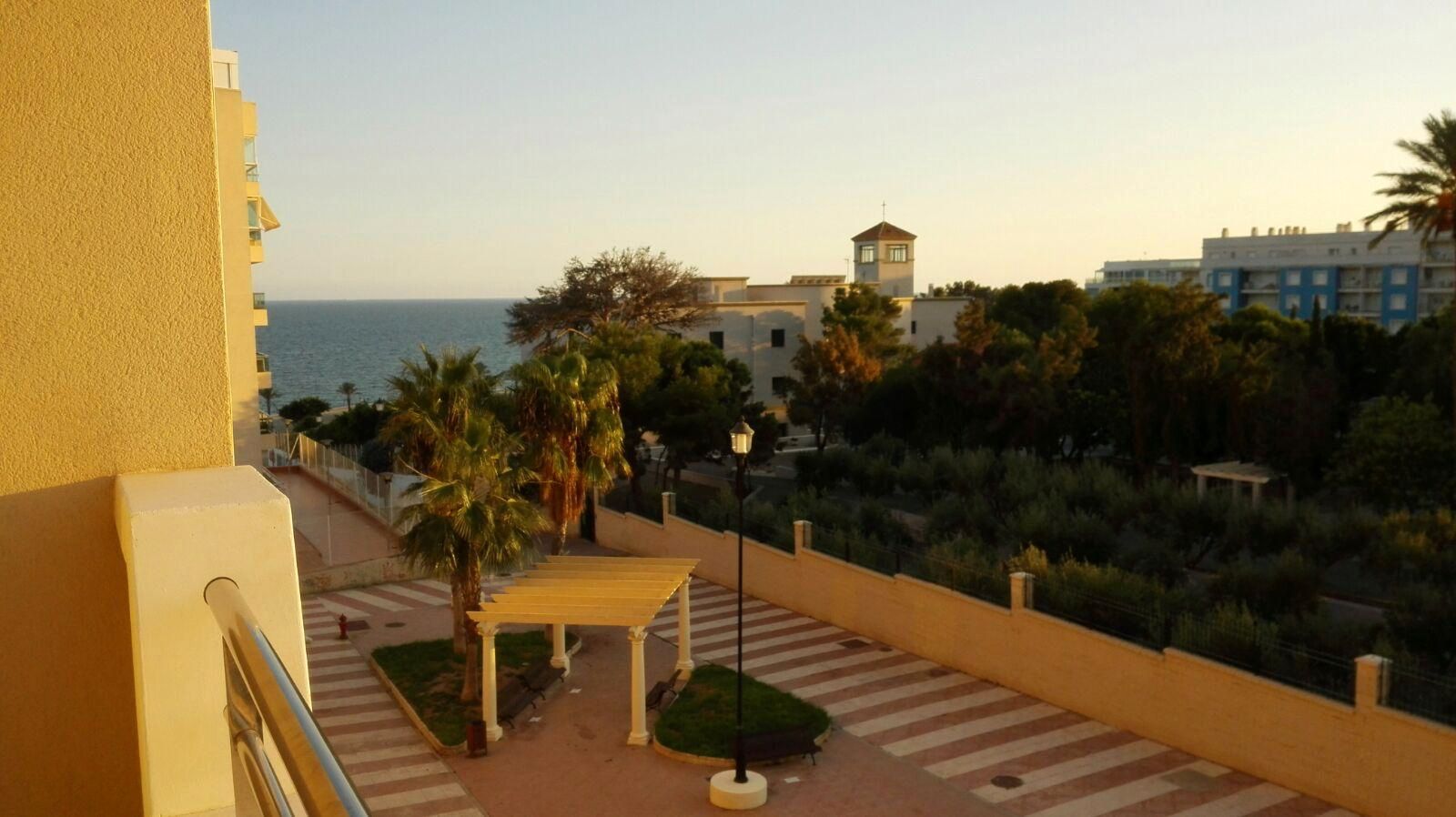 Vista exterior de Pis de lloguer en Roquetas de Mar amb Terrassa, Piscina i Moblat
