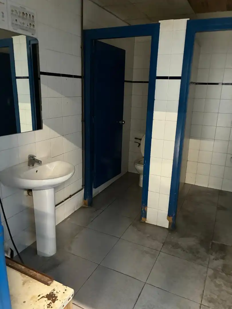 Baño de Nave industrial de alquiler en Parets del Vallès