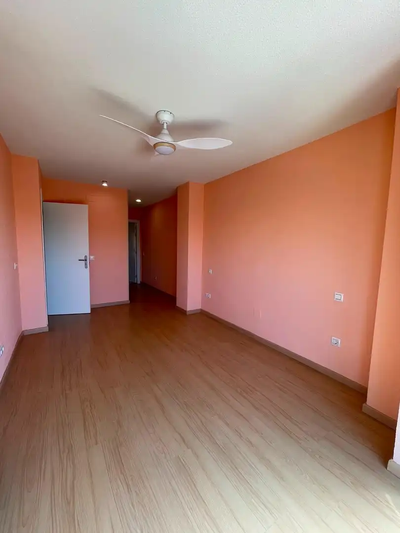 Schlafzimmer von Dachboden zur Miete in El Molar (Madrid) mit Heizung, Terrasse und Balkon