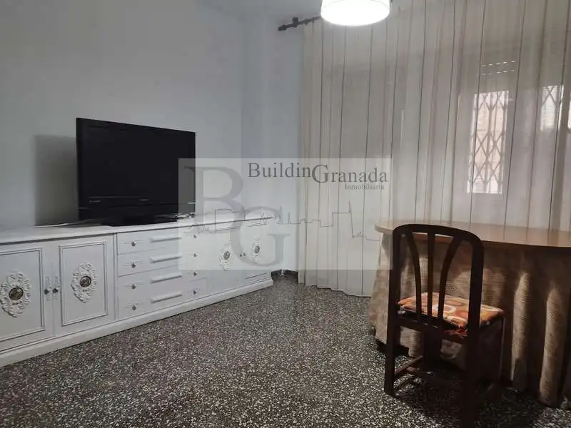 Habitación de Piso de alquiler en Granada con Terraza y Microondas