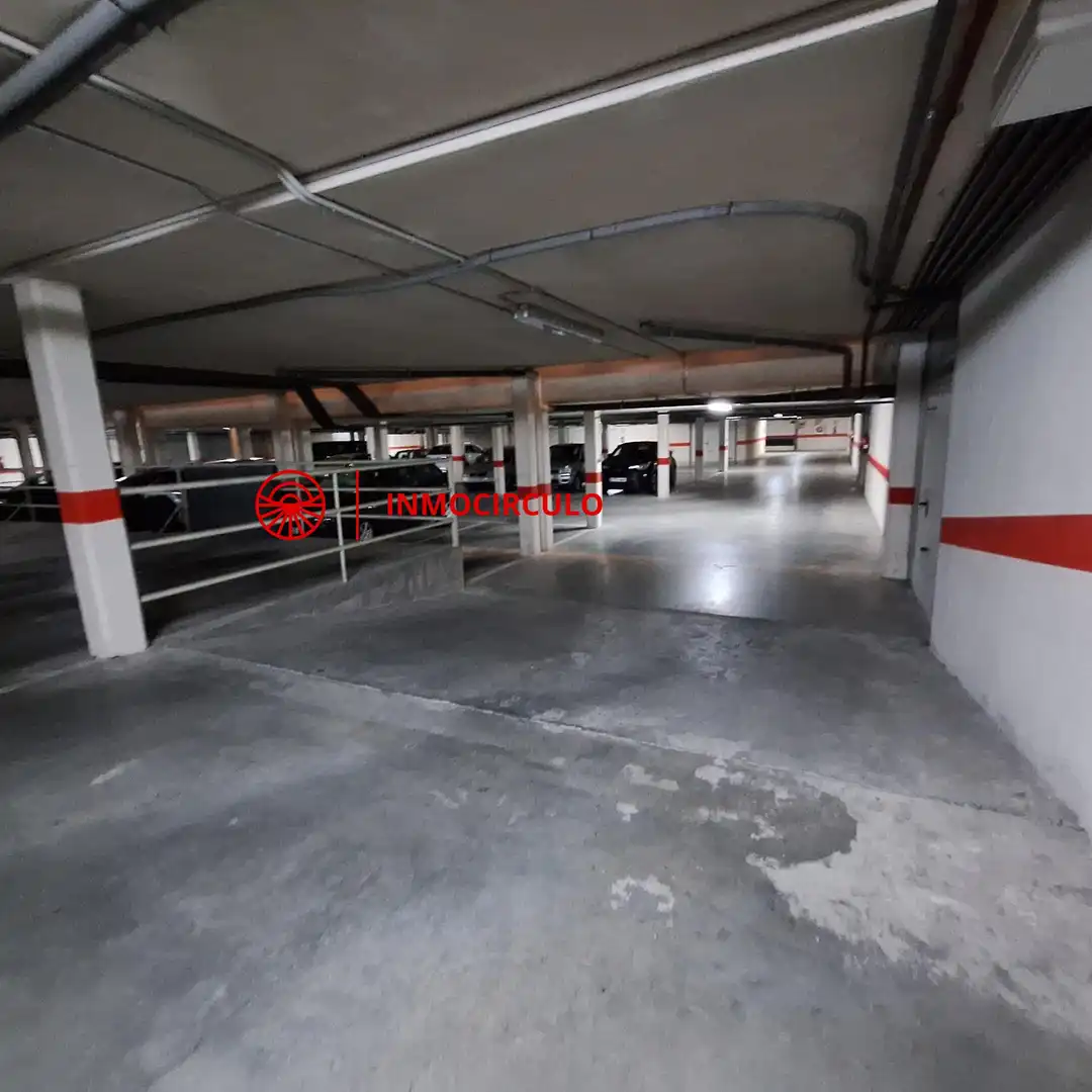 Aparcament de Casa adosada en venda en Burgos amb Jardí privat, Terrassa i Traster