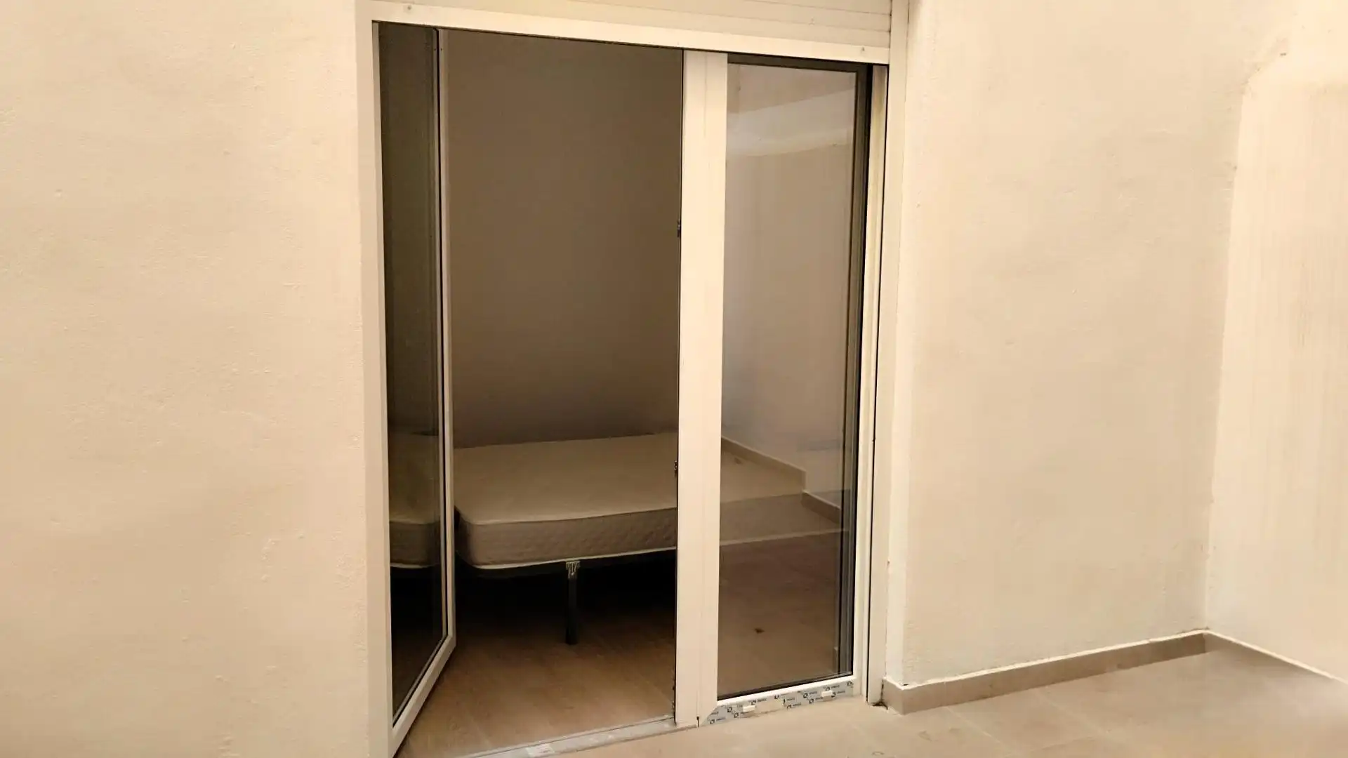 Dormitori de Planta baixa en venda en Xirivella amb Aire condicionat, Terrassa i Moblat