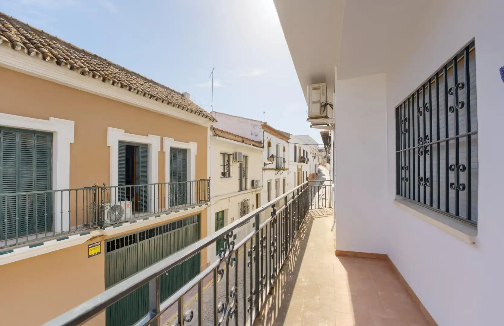 Vista exterior de Casa adosada en venta en Sanlúcar la Mayor con Aire acondicionado, Calefacción y Terraza