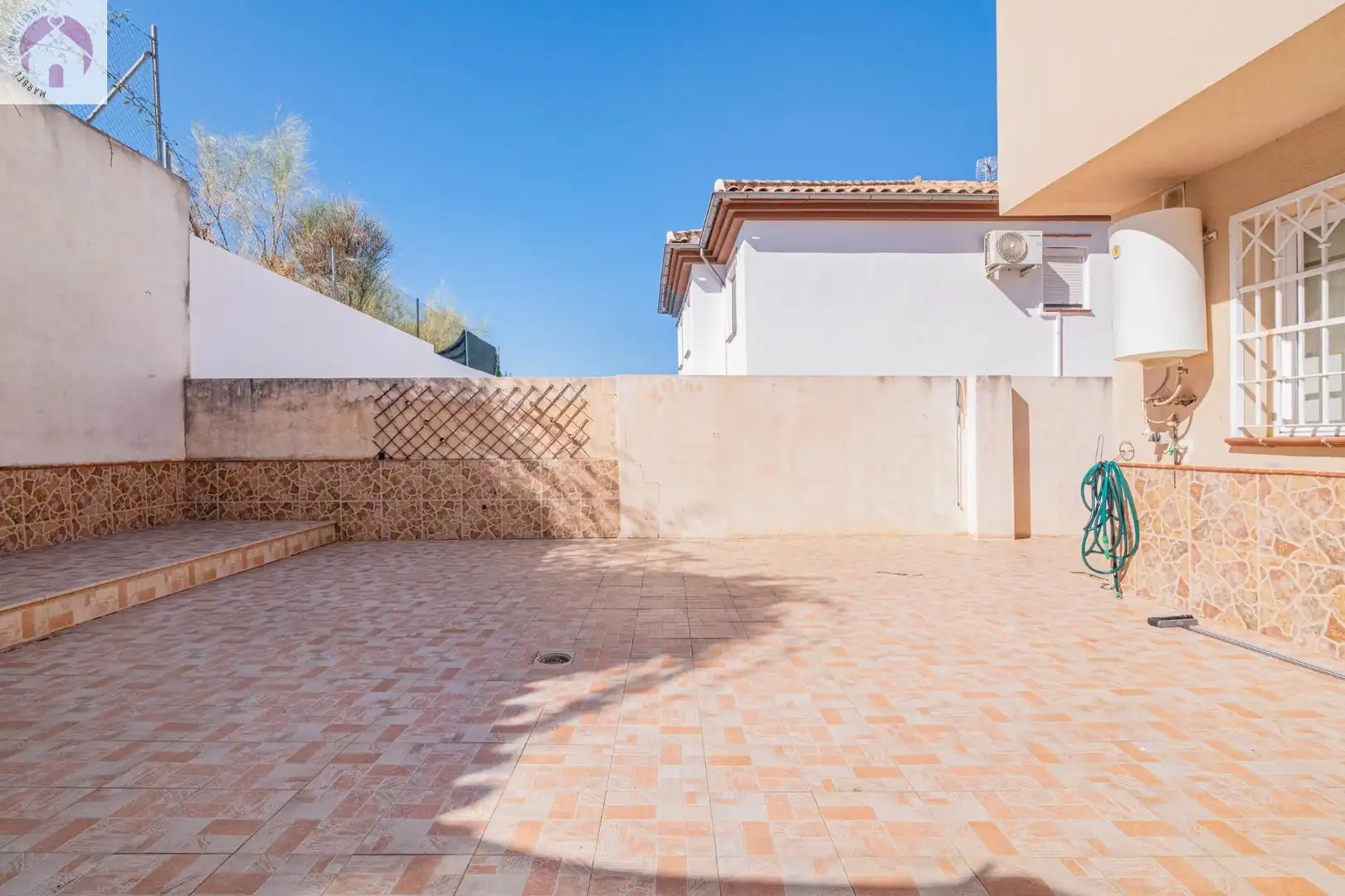 Casa aparellada amb terrassa en venda a Jun, imagen 13