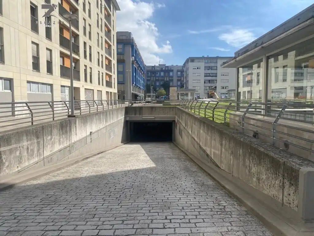 Außenansicht von Garage zum Verkauf in Santander