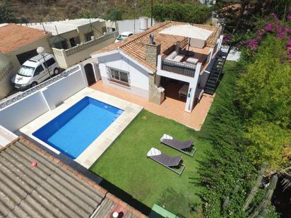 Piscina de Casa o xalet en venda en Fuengirola amb Aire condicionat, Jardí privat i Terrassa