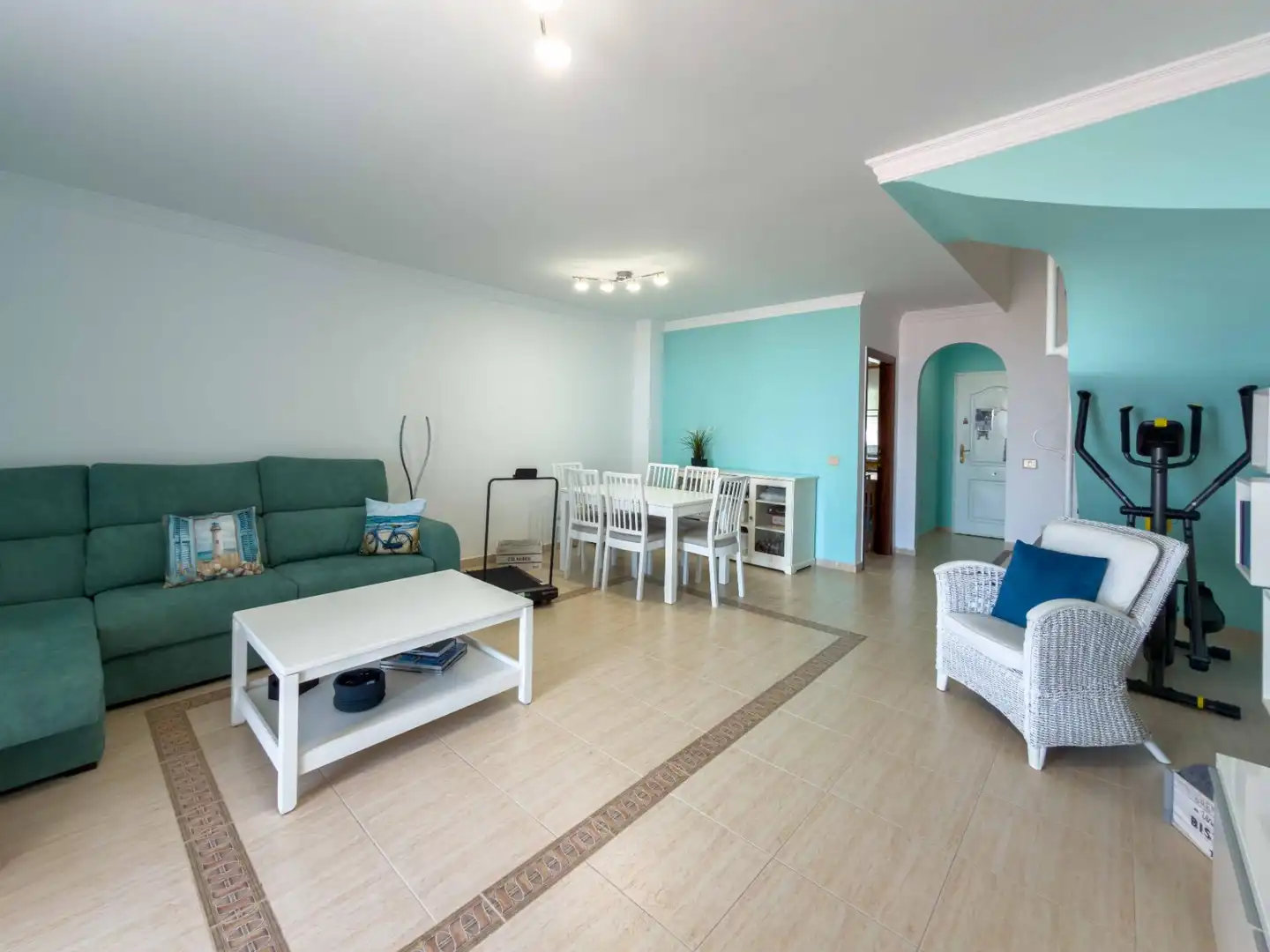 Sala d'estar de Casa adosada en venda en Granadilla de Abona amb Terrassa, Traster i Moblat