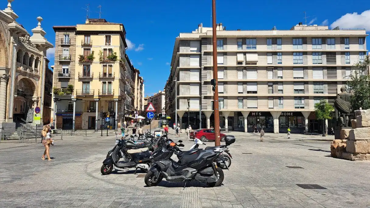 Außenansicht von Garage zum Verkauf in Zaragoza