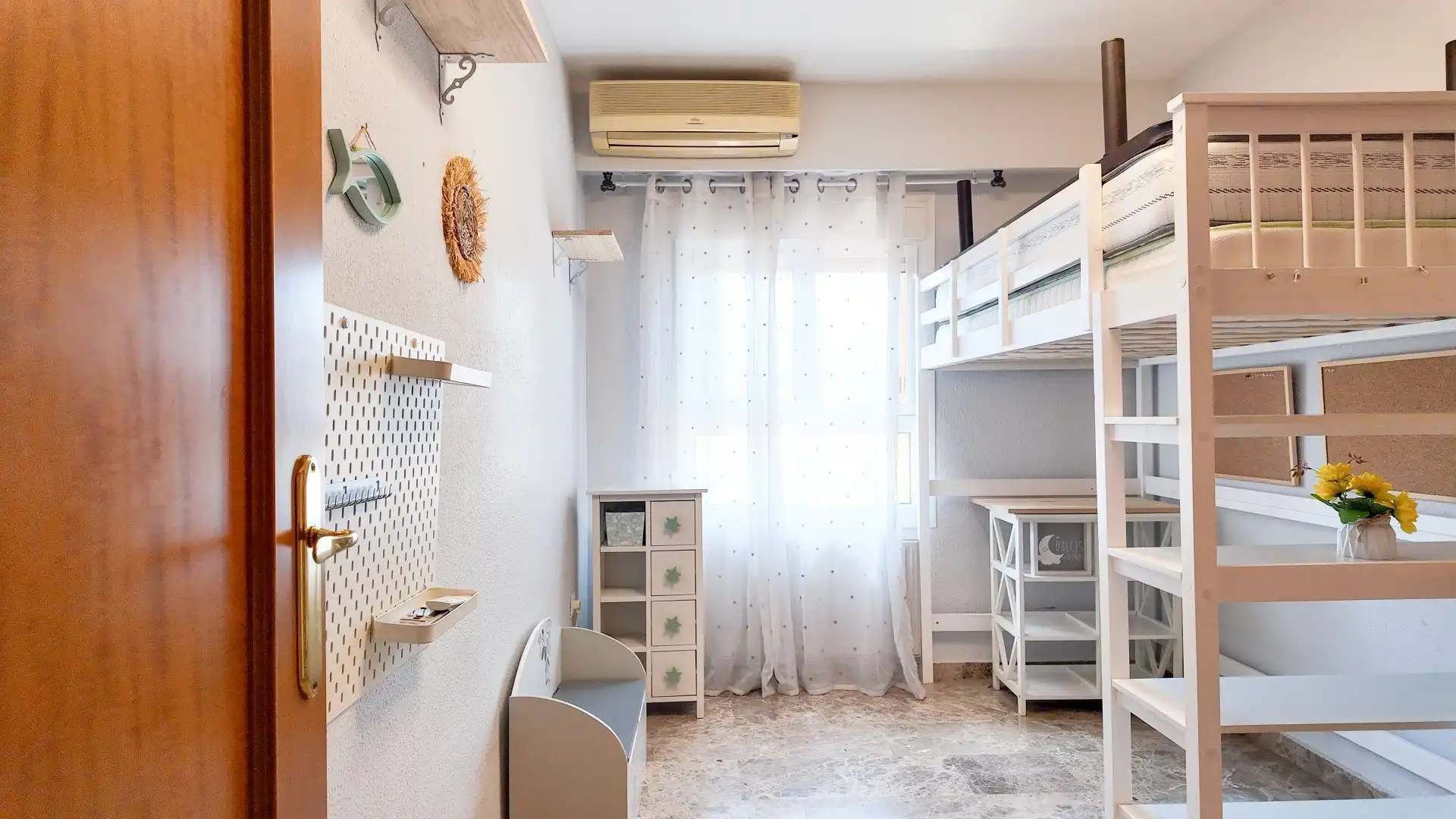 Dormitori de Apartament de lloguer en Valencia amb Aire condicionat, Calefacció i Terrassa