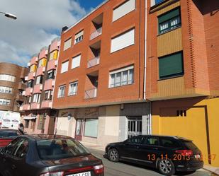 Vista exterior de Àtic en venda en La Bañeza  amb Calefacció, Parquet i Terrassa