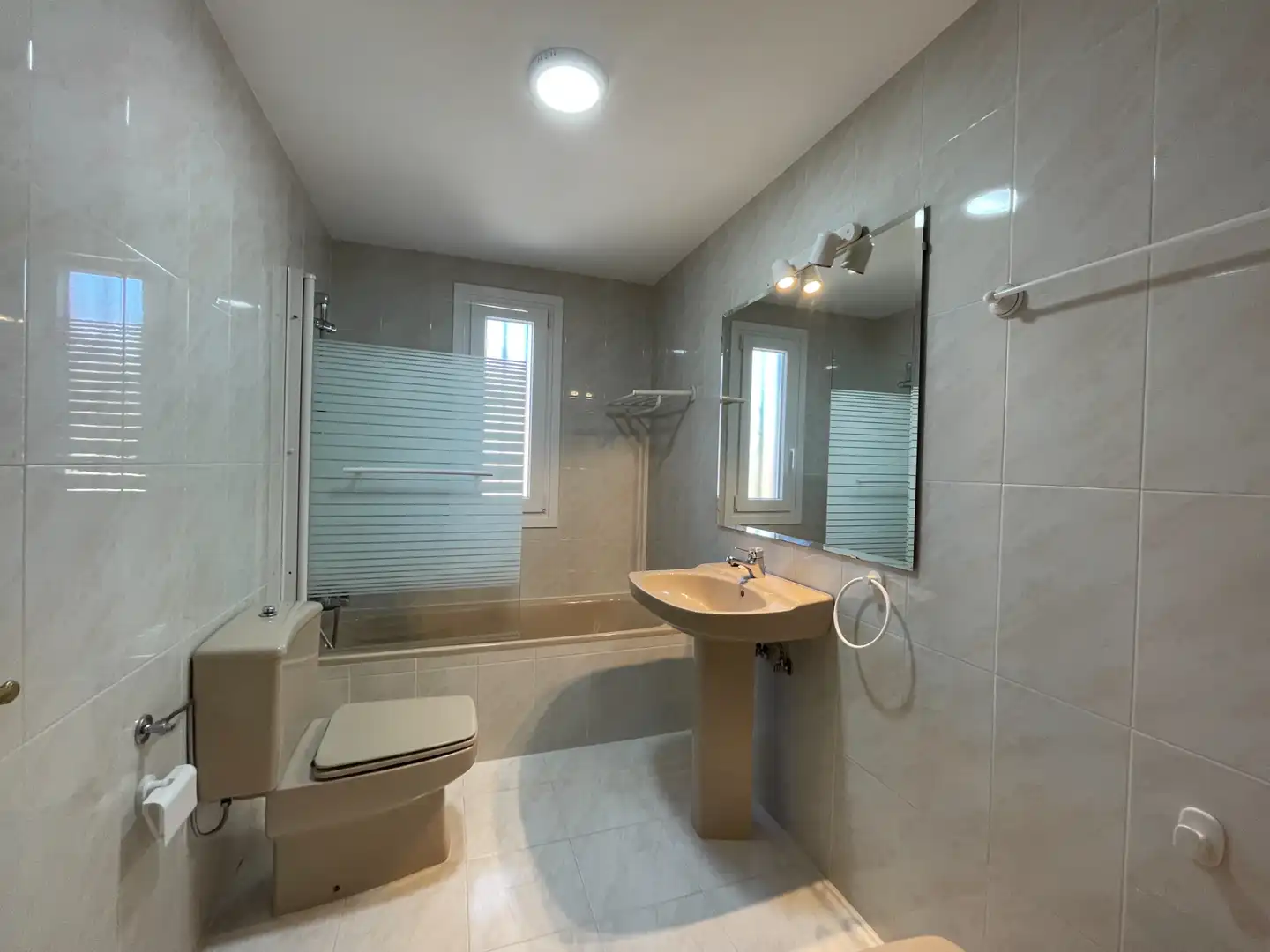 Baño de Casa o chalet de alquiler en San Agustín del Guadalix con Aire acondicionado, Calefacción y Jardín privado