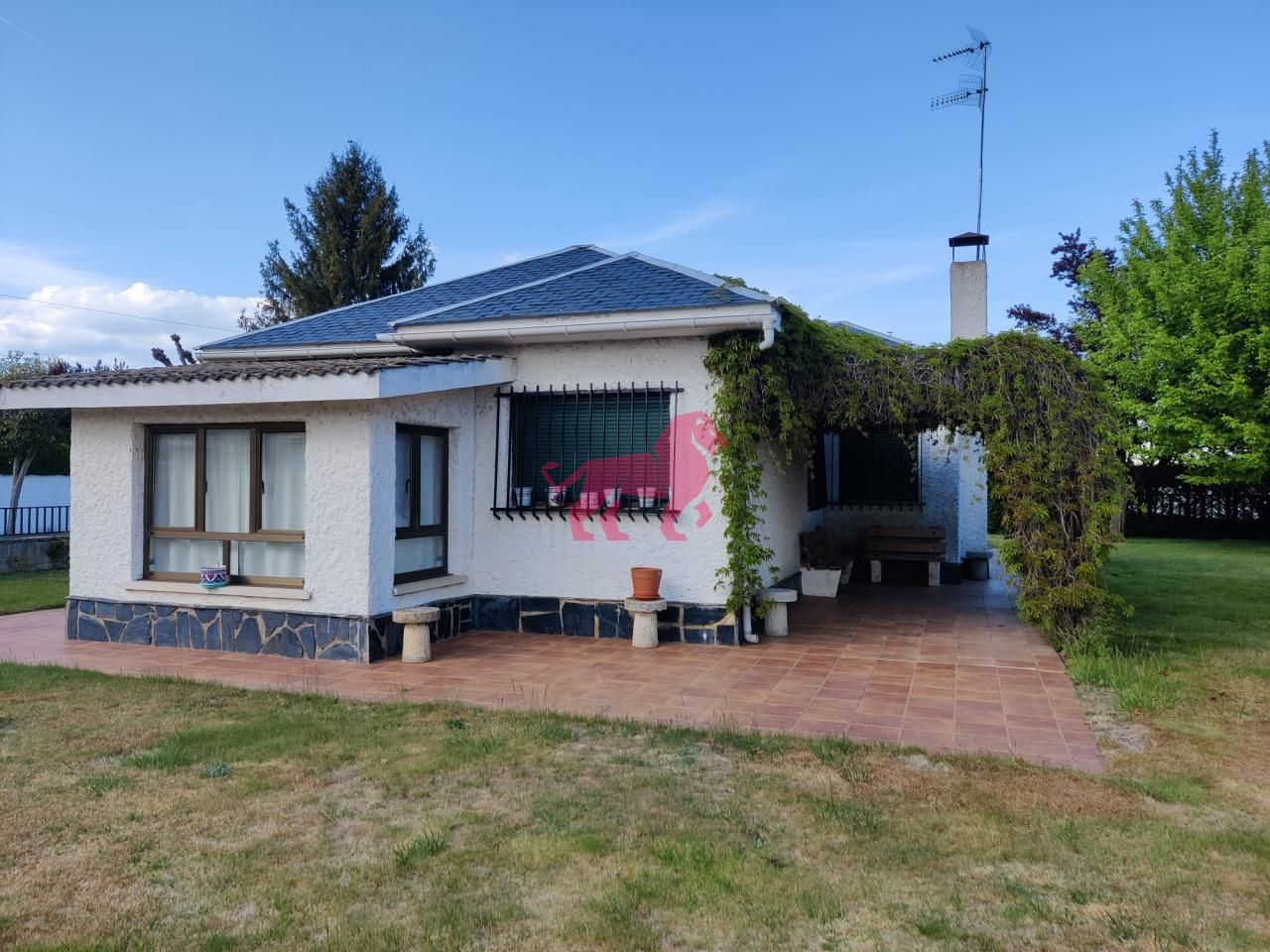 Vista exterior de Casa o xalet en venda en Villadangos del Páramo amb Calefacció, Jardí privat i Moblat