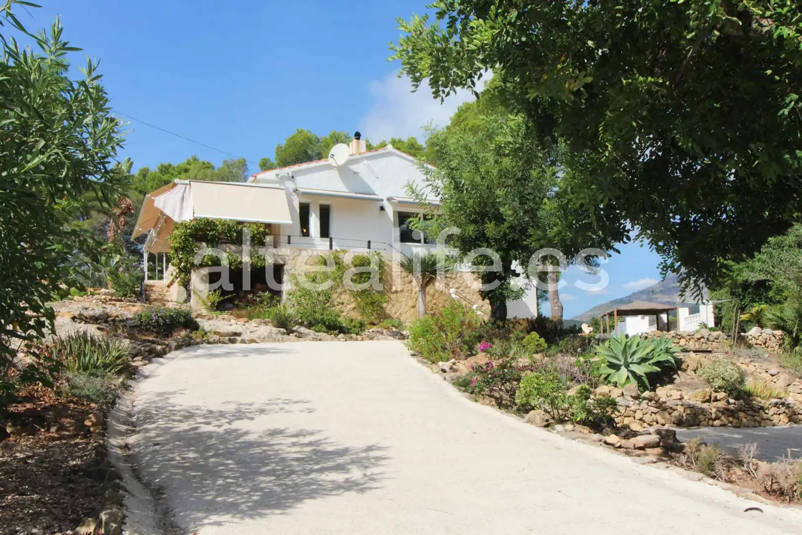 Vista exterior de Casa o xalet en venda en Altea amb Aire condicionat, Jardí privat i Terrassa