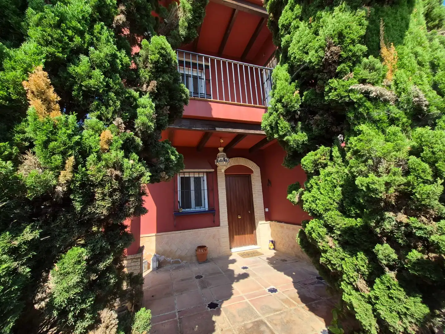 Chalet con jardín en venta en Valencina de la Concepción
