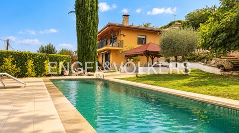 Casa con piscina y vistas a la montaña en Llinars del Vallès