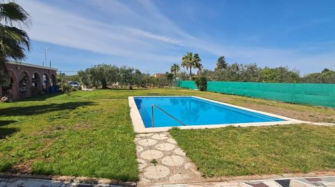 CHALET CON PISCINA EN UTRERA
