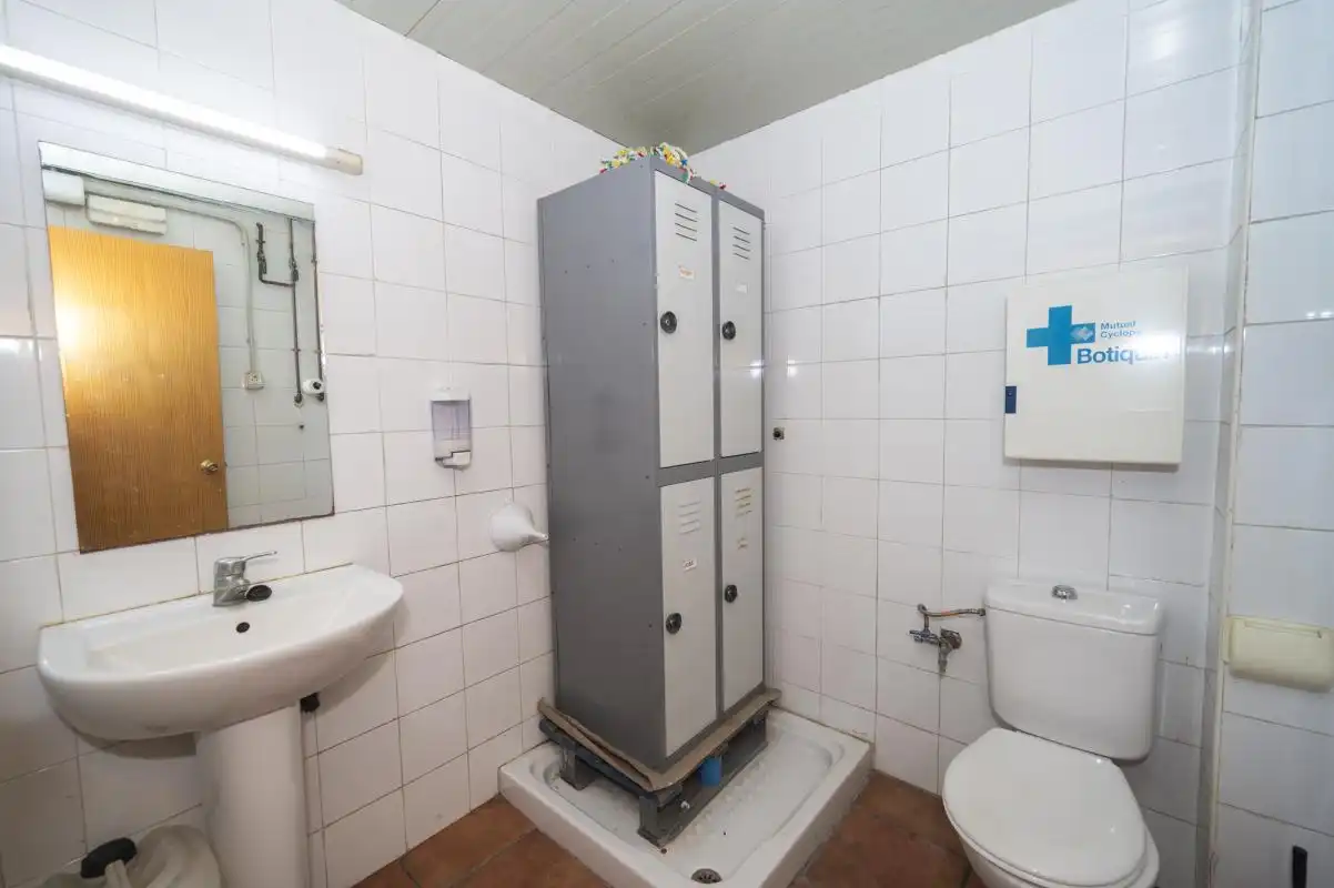 Badezimmer von Fabrikhallen zum Verkauf in Sant Antoni de Portmany mit Heizung