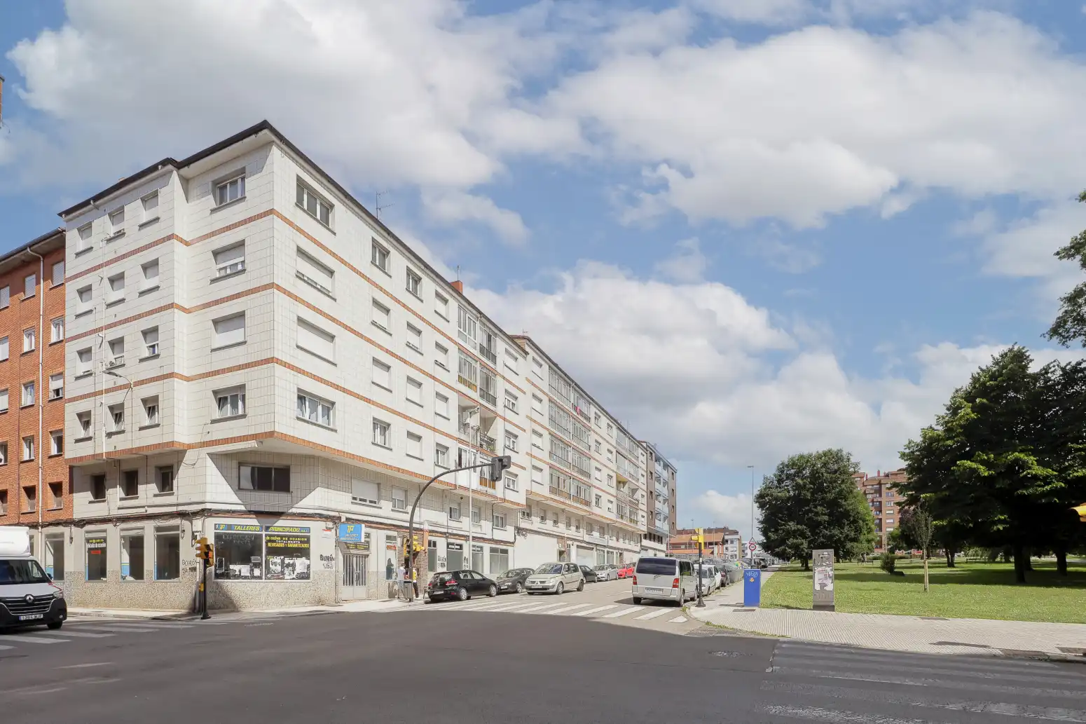Außenansicht von Wohnung zum Verkauf in Gijón  mit Heizung und Abstellraum