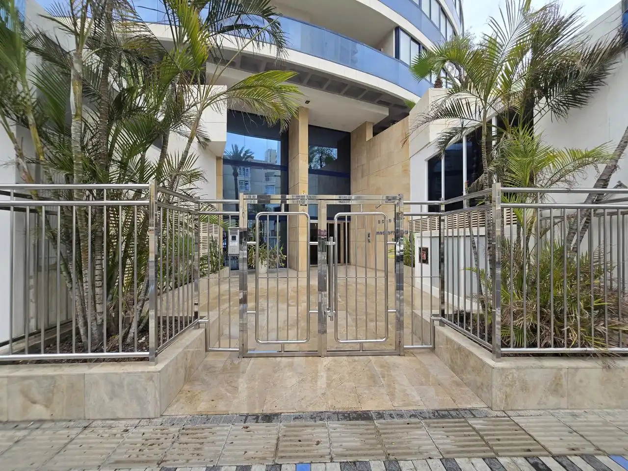 Vista exterior de Piso en venta en Benidorm con Aire acondicionado, Terraza y Piscina